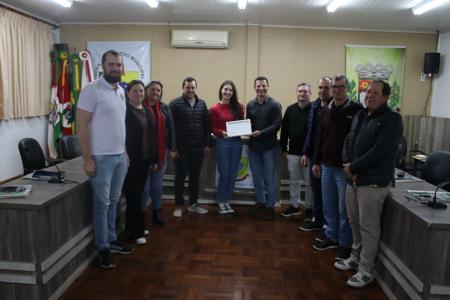 Vereadores homenageiam a aluna Thais Cornelli